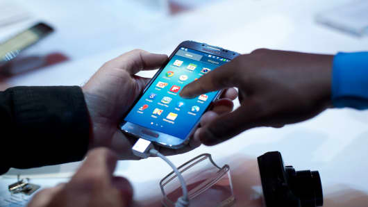 People interact with the Samsung Galaxy S IV, March 14, 2013 in New York City.