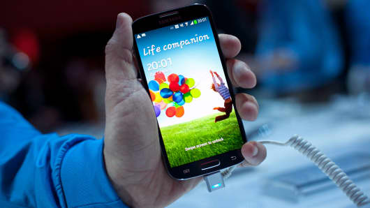 A Samsung employee displays the Samsung Galaxy S IV for a photo March 14, 2013 in New York City.