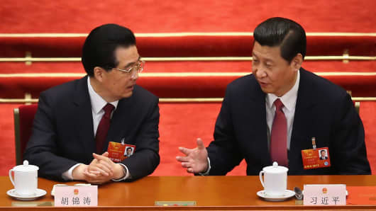 China's new President Xi Jinping (R) talks with former President Hu Jintao (L) on March 14, 2013 in Beijing, China.