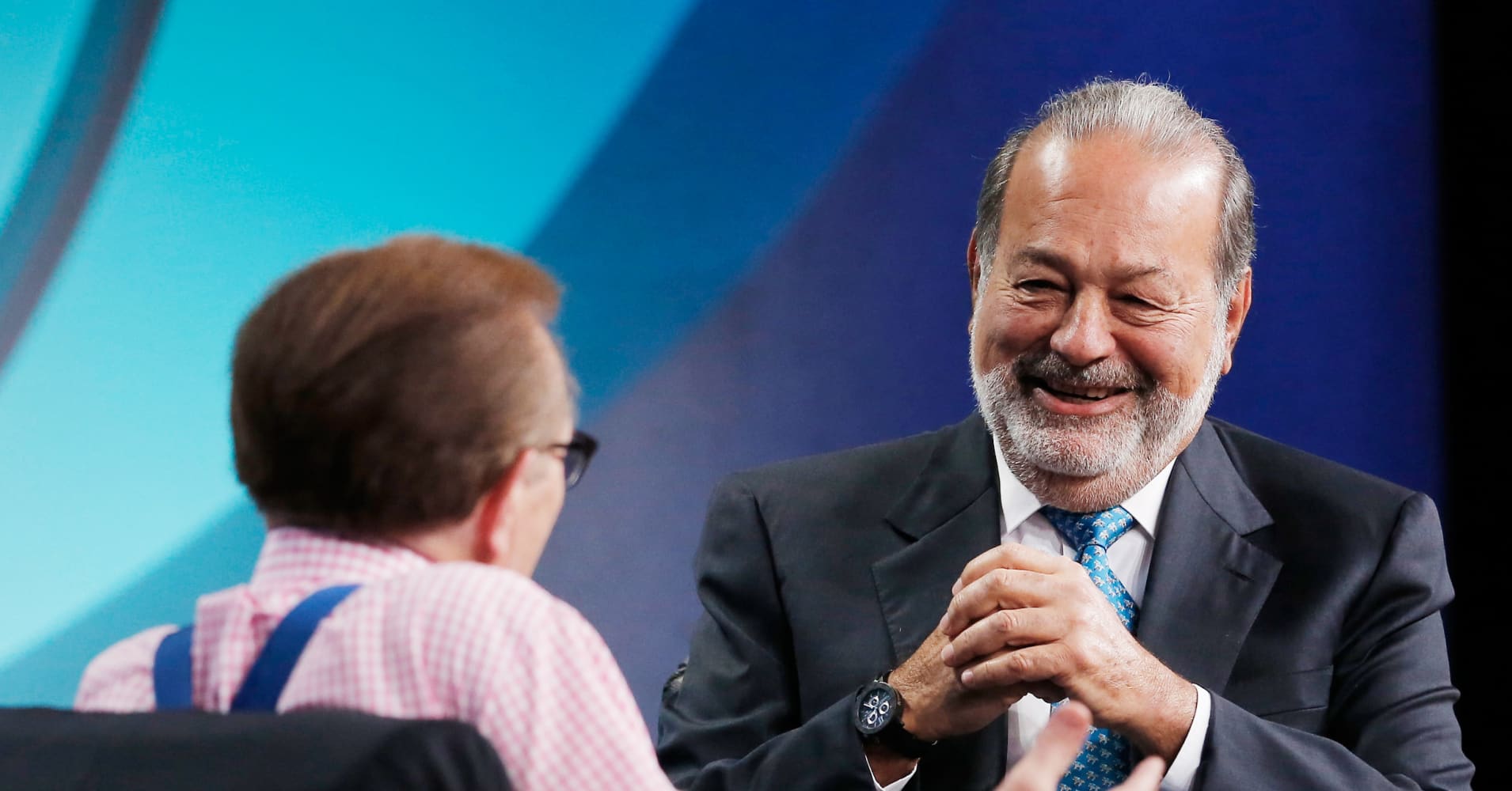 Larry King, a la izquierda, habla con el multimillonario Carlos Slim en la Conferencia Mundial del Instituto Milken.