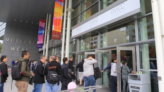 Attendees for WWDC 2013 enter the Moscone Center in San Francisco, California.