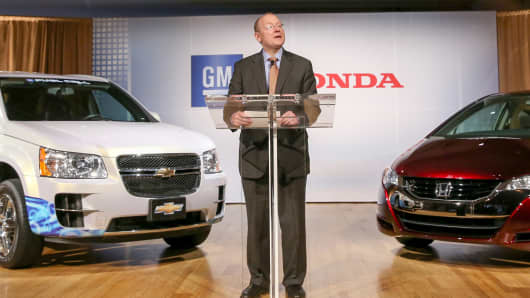GM Vice Chairman Steve Girsky announces an agreement with Honda to co-develop next-generation fuel-cell system and hydrogen storage technologies.