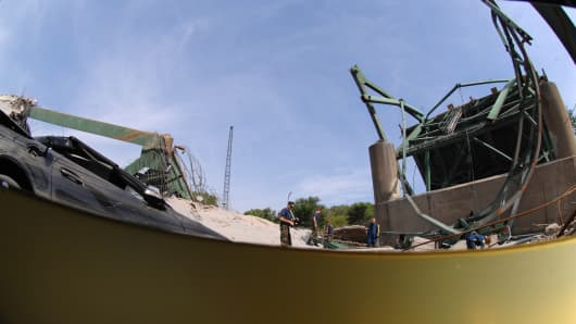 In this handout photo provided by the U.S. Navy, Navy Divers from Mobile Diving and Salvage Unit (MDSU) 2 from Naval Amphibious Base Little Creek, Virginia, work on the I-35 bridge collapse over the Mississippi River August 10, 2007 in Minneapolis, Minnesota.