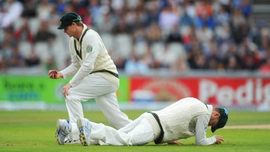 Michael Clarke (R) and Steve Smith of Australia look dejected after failing to take a catch during an Ashes Test.