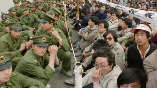 Several hundred of 200,000 pro-democracy student protesters face to face with policemen outside the Great Hall of the People in Tiananmen Square 22 April 1989 in Beijing.