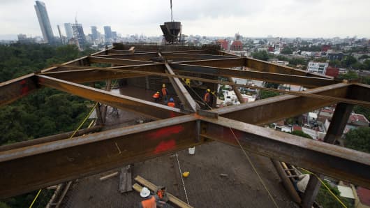 Construction workers in Mexico City, Mexico: JPMorgan says it is underweight emerging markets against developed markets