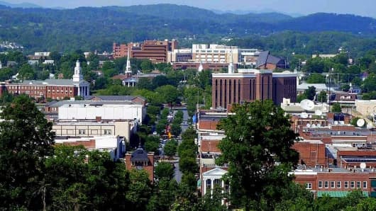 With exports rising, US cities expand their global footprint: Kingsport, Tenn., and other U.S. cities are exporting more goods and services amid a shifting global economy. Downtown Broad Street beckons with the Appalachians' Clinch Mountain in the background.