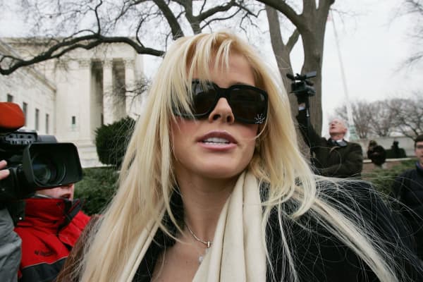 Former Playboy playmate Anna Nicole Smith arrives at the U.S. Supreme Court February 28, 2006 in Washington DC.