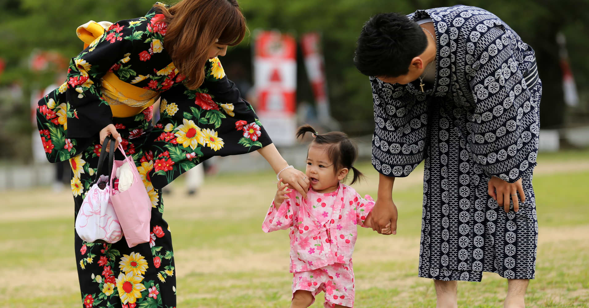 Японская внучка видео. Японская семья. Традиционная японская семья. Семейные японские традиции. Японская семья традиции.