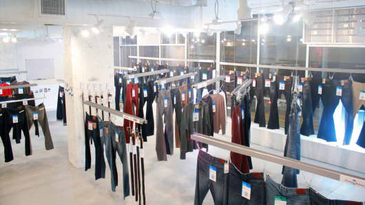 Hointer's Seattle store showcases one version of each item on the selling floor, eliminating the need for cluttered racks that shelve multiple sizes.