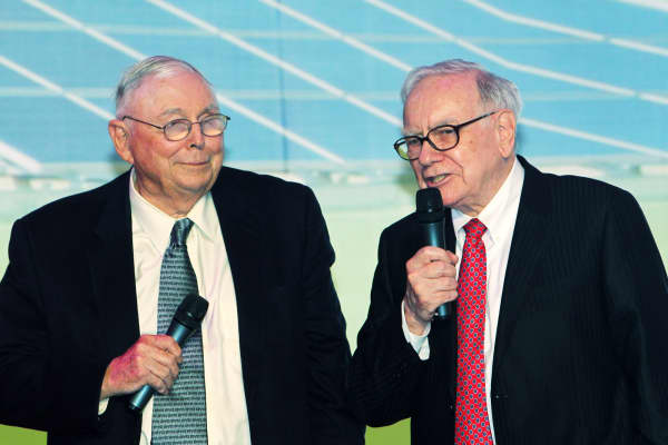Charlie Munger, izquierda, y Warren Buffett