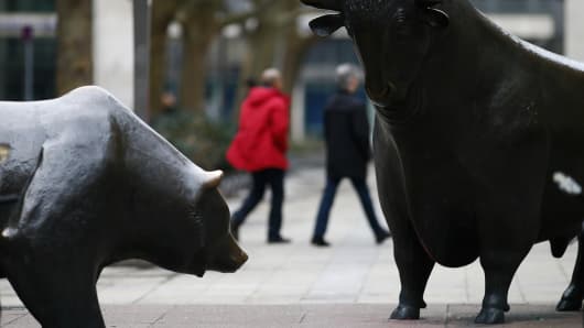 Statues of a bull and a bear outside the Frankfurt Stock Exchange