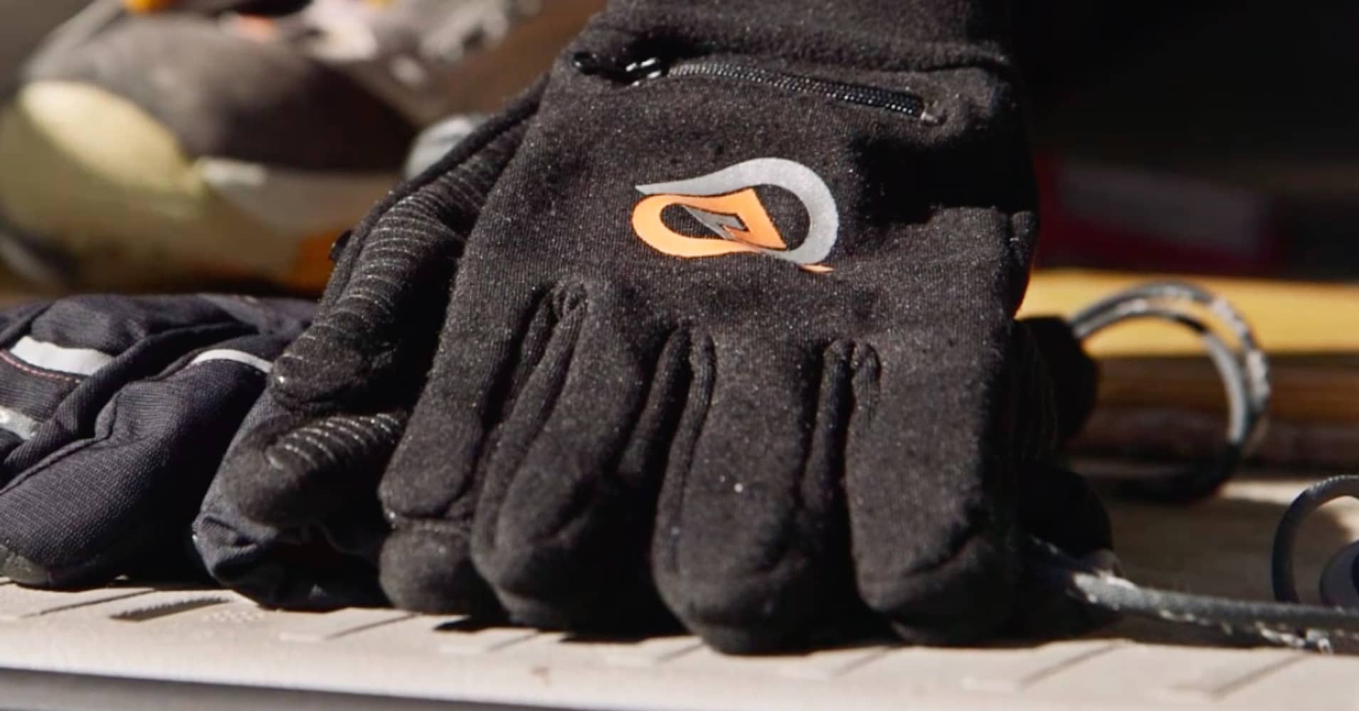 'Smart' glove that controls your phone