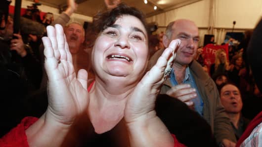 Supporters of opposition leader and head of radical leftist Syriza party Alexis Tsipras cheer at exit poll results in Athens, January 25, 2015.