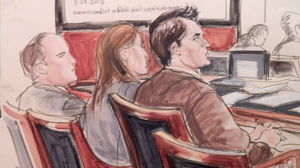 Росс Ульбрихт (справа) показан в суде, поскольку обвинение возбудило против него уголовное дело в Нью-Йорке, 4 февраля 2015 г..