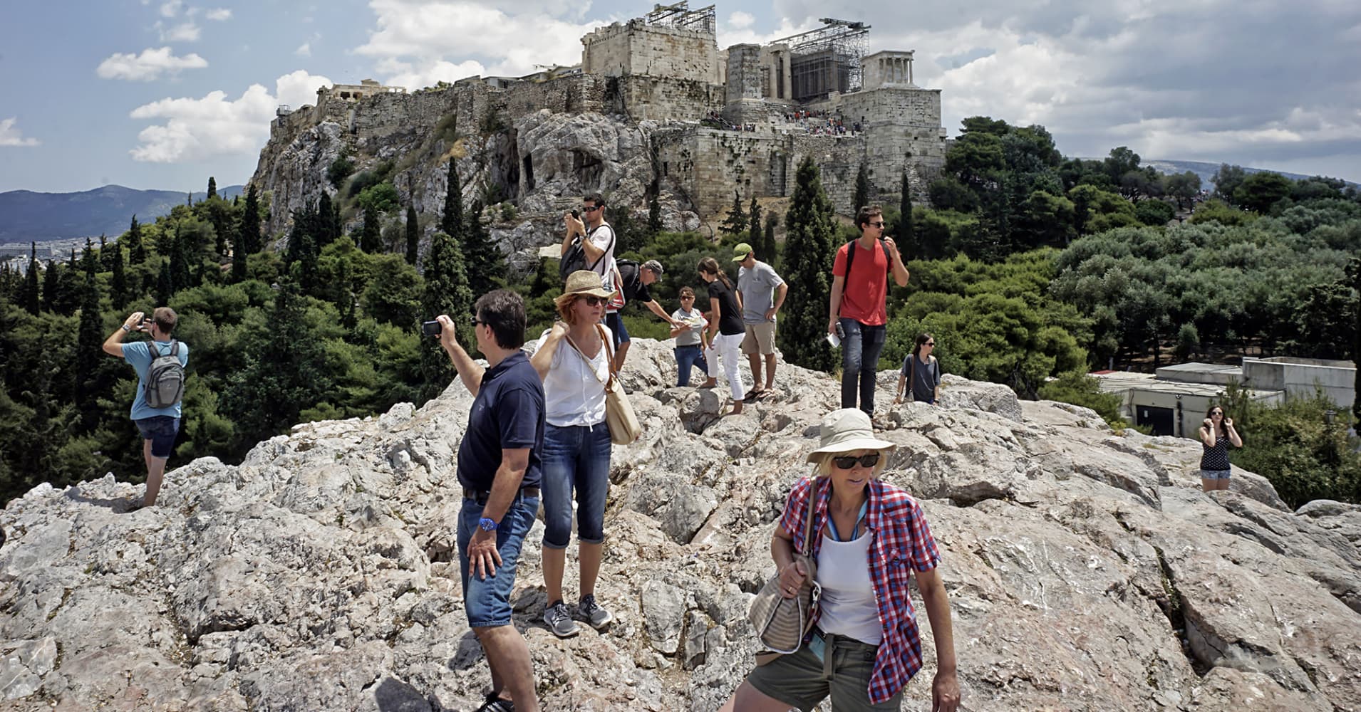 Greece hikes tourist tickets in revenue bid