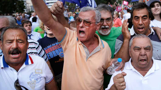 Pro-Euro protestors attend a rally in front of the parliament building, in Athens, Greece, June 30, 2015.