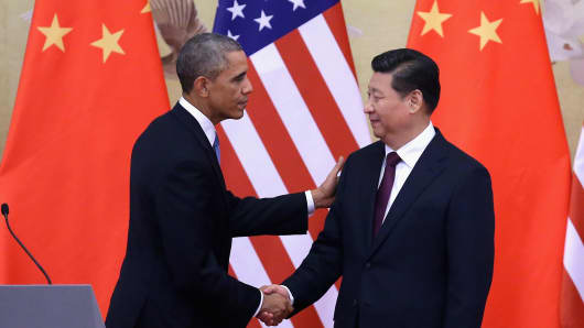 President Barack Obama (L) shakes hands with Chinese President Xi Jinping (R) after a joint press conference on November 12, 2014 in Beijing.