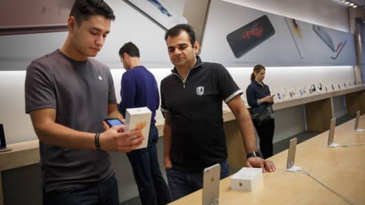 An Apple store employee with a customer in Chicago.