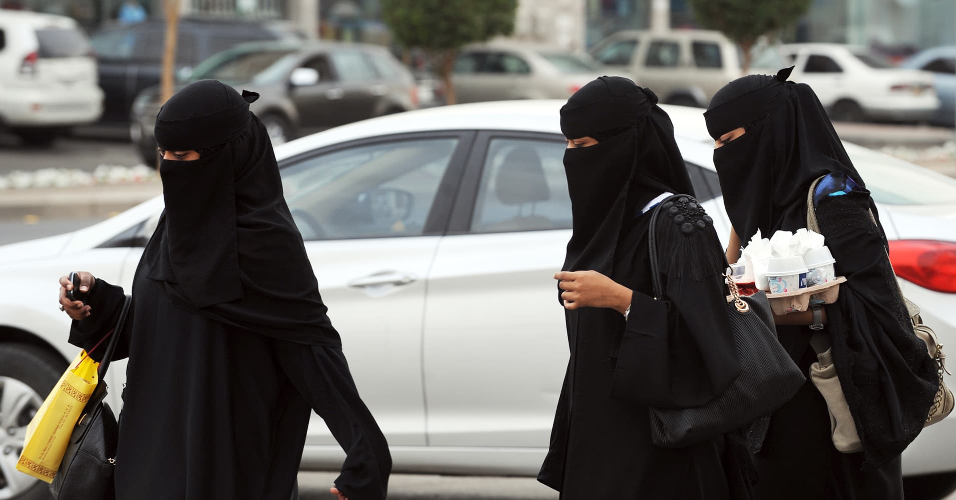 Saudi Arabia opens up 'dangerous' jobs to women