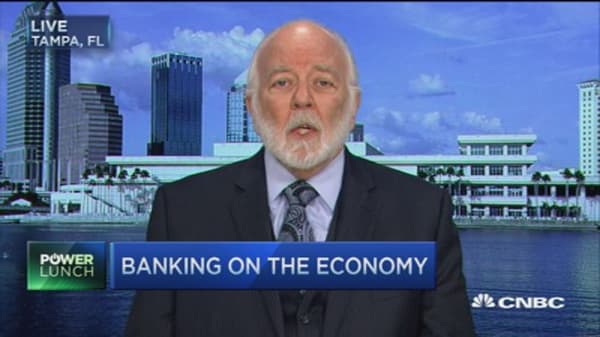 The Fed is strangling big banks and the economy: Bove