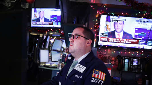 Traders work on the floor of the New York Stock Exchange (NYSE) following an announcement that the Federal Reserve will raise interest rates for the first time in nearly a decade on December 16, 2015 in New York.