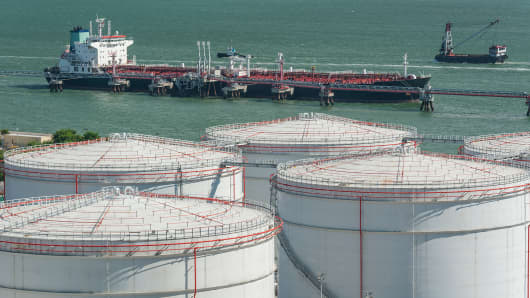 Oil storage and oil tanker