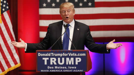 Republican presidential candidate Donald Trump speaks at a veteran's rally in Des Moines, Iowa January 28, 2016.