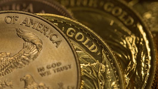 El oro seguirá brillando en medio de un dólar débil, dice el autor y profesional del oro Jim Rickards.