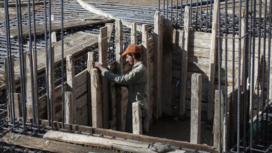 A laborer prepares concrete shuttering on the construction site of a Saima Group residential housing project in Karachi, Pakistan, on Tuesday, Dec. 15, 2015.