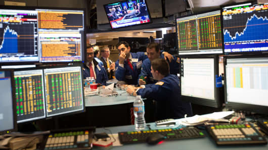 Traders work on the floor of the New York Stock Exchange (NYSE) before the U.S. Federal Reserve interest rate announcement in New York, U.S., on Wednesday, Jan. 27, 2016.