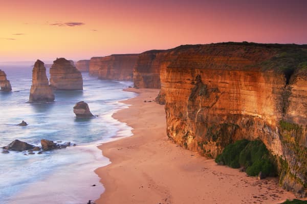Die Twelve Apostles Wahrzeichen von Australiens Great Ocean Road bei Sonnenaufgang.