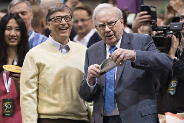 Warren Buffett, presidente y director ejecutivo de Berkshire Hathaway Inc., a la derecha, conversa con Bill Gates, multimillonario y copresidente de la Fundación Bill y Melinda Gates mientras viajan por la planta de exposición durante la reunión anual de accionistas de Berkshire Hathaway Inc. en Omaha , Nebraska.