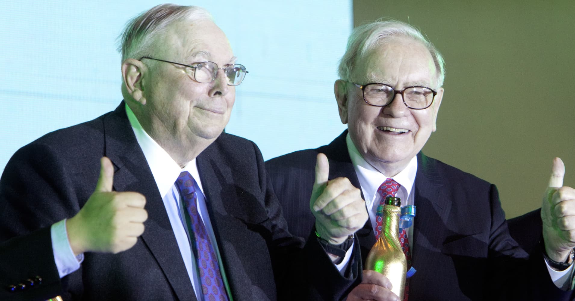 Charles Munger, vice chairman of Berkshire Hathaway Inc., left, and Warren Buffett, chairman of Berkshire Hathaway Inc.