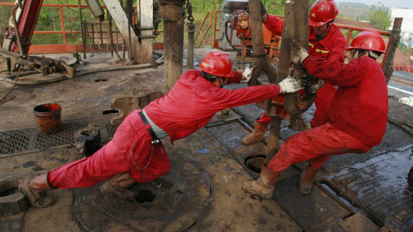  Oil workers working well