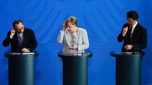 (L-R) French President Francois Hollande, German Chancellor Angela Merkel and Italy's Prime Minister Matteo Renzi address a press conference ahead of talks following the Brexit referendum at the chancellery in Berlin, on June 27, 2016.