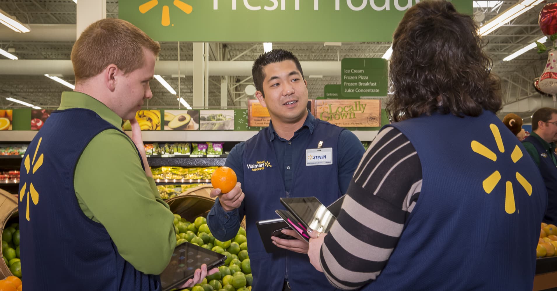 WalMart ups entrylevel manager salaries ahead of overtime rule