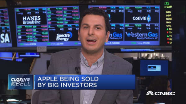 Apple being sold by big investors
