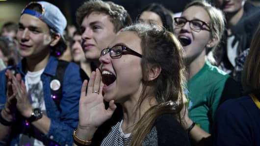 Young voters cheer for presidential candidate