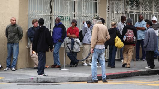 People line up to receive a free meal at the St. Anthony foundation dining room in San Francisco, California (File photo).