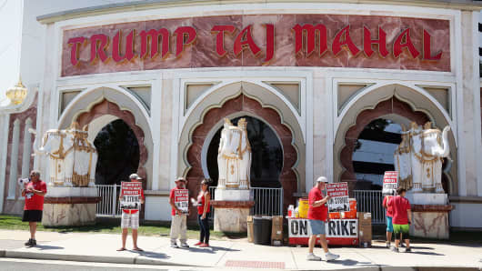 Employees of the Trump Taj Mahal are on strike August 4, 2016 in Atlantic City, New Jersey.
