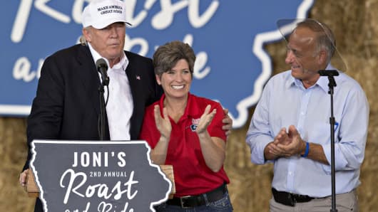 Donald Trump, 2016 Republican presidential nominee, left, stands on stage with Senator Joni Ernst, a Republican from Iowa, center, and Representative Steven 'Steve' King, a Republican from Iowa, at the conclusion of the 2nd annual Roast and Ride hosted by Ernst in Des Moines, Iowa, Aug. 27, 2016.