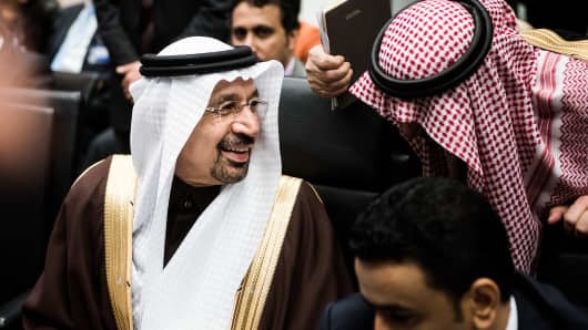 Khalid Al-Falih, Saudi Arabia's energy and industry minister, speaks to a member of his delegation ahead of the 171st Organization of Petroleum Exporting Countries (OPEC) meeting in Vienna, Austria, on Wednesday, Nov. 30, 2016.
