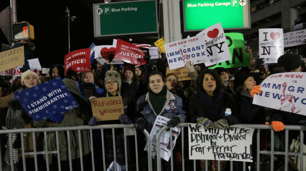 Protesters gather outside Terminal 4 at JFK airport in opposition to U.S. president Donald Trump's proposed ban on immigration in Queens, New York City, U.S., January 28, 2017.