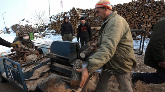 Small wood markets have started selling wood and coal since the gas supply has been completely shut off following disputes between Russia and Ukraine over gas pipelines between the two countries. Supplies of Russian gas to Bulgaria, Greece, Macedonia and Turkey were still halted for a second day on January 7 amid a Russian-Ukrainian price spat.