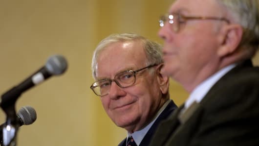 Warren Buffett (L) and Berkshire-Hathaway partner Charlie Munger