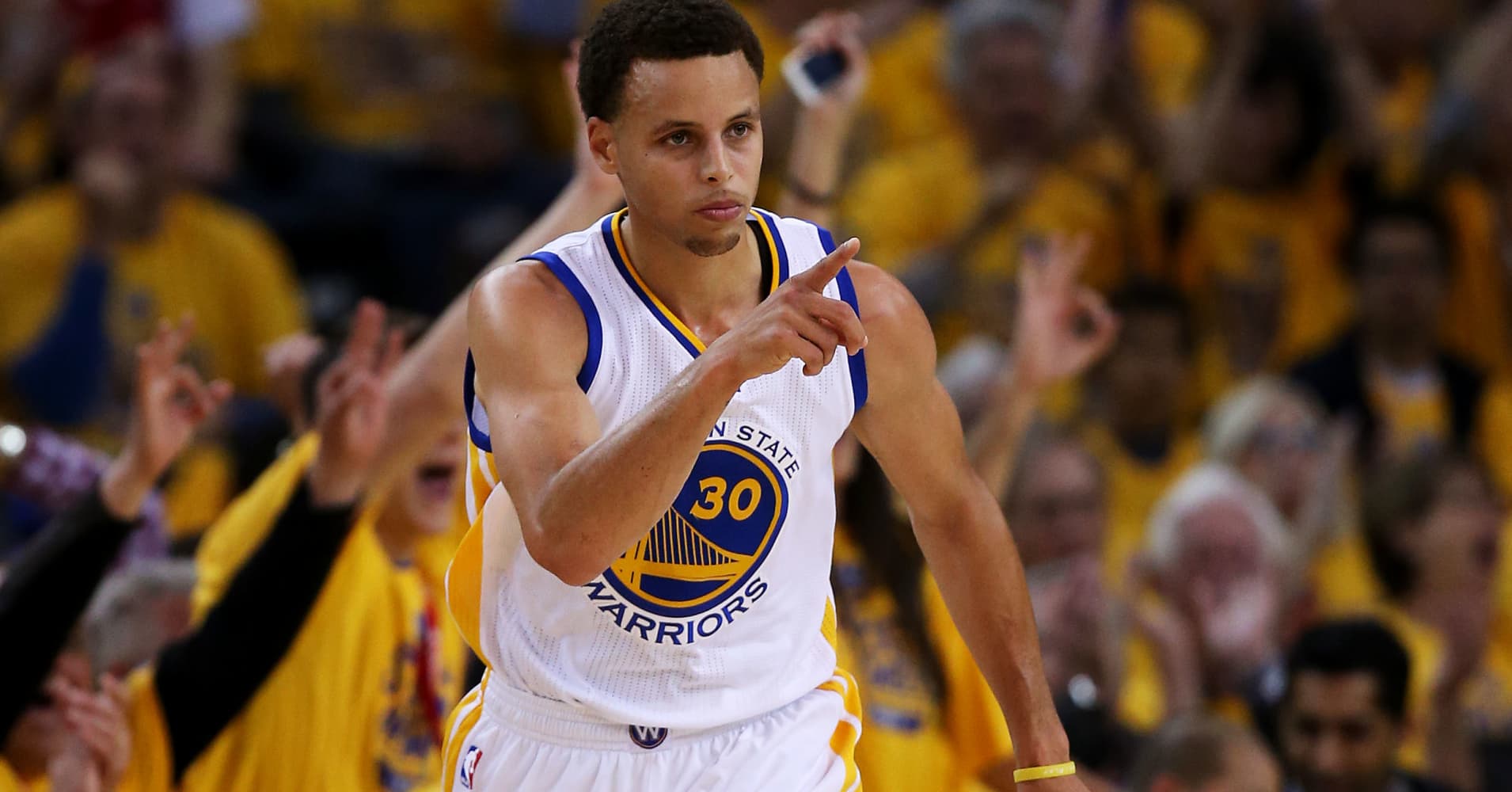 How Stephen Curry handles making millions less than his NBA teammates1910 x 1000