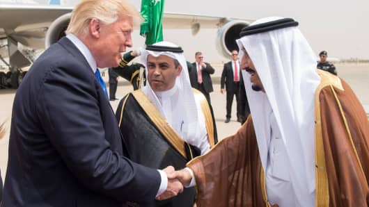 2017年5月20日，沙特阿拉伯的国王萨勒曼本·阿卜杜勒阿齐兹沙特在沙特阿拉伯利雅得的接待仪式上与美国总统唐纳德特朗普握手。