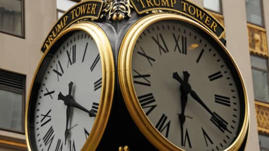 Reloj delante de la Torre Trump 