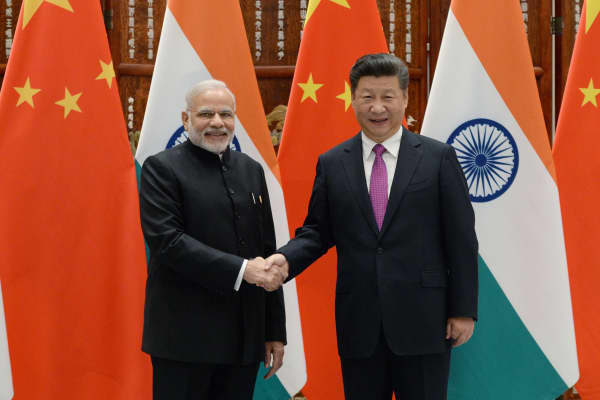 Indian Prime Minister Narendra Modi (L) shakes hands with Chinese President Xi Jinping (R) at a G20 summit on September 4, 2016 in Hangzhou, China.